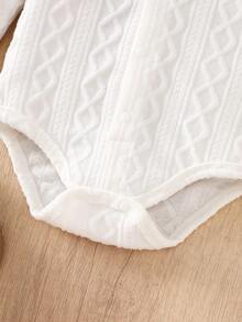 Souflis Souflis Body pentru bebeluși băieți, alb, cu mânecă lungă, design drăguț cu guler arcuit, țesătură jacquard tricotată casual cu design special scobit, închidere cu capse la guler și în partea de jos pentru o îmbrăcare ușoară, în general simplu și versatil, body cu deschidere între picioare. Potrivit pentru purtare zilnică în interior, confortabilă pentru timpul liber acasă, botezuri sau reuniuni formale în familie, pentru toate anotimpurile. - alb - Vizualizare 3