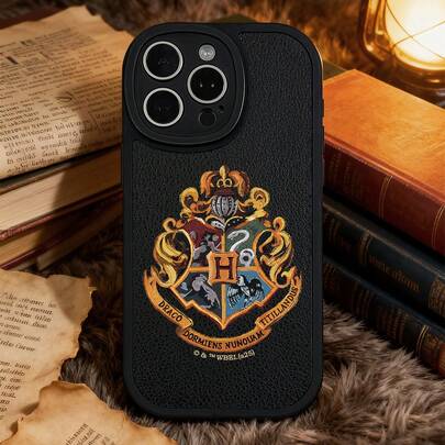 HARRY POTTER X SHEIN Funda de teléfono con estampado de insignia de escuela de magia, cubierta de cuero sintético texturizado negro - emblema intrincado, elegante y resistente a los golpes para amantes de la fantasía. Compatible con 13/11/16 Pro Max y talla grande modelos. Esta elegante funda tiene un emblema mágico vívido en cuero sintético premium, combinando el encanto vintage con una protección duradera. Agrega un toque mágico y caprichoso a tu teléfono, protegiéndolo de golpes y rasguños diarios, ideal para amantes de los accesorios con temática de fantasía.