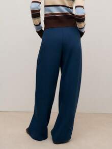 Nöista 这款海军蓝长裤采用精致的褶裥设计和挺括的腰带，打造简洁优雅的造型。非常适合秋冬季节从白天到夜晚的转换场合，也可搭配优雅的上衣，出席圣诞晚宴、新年活动或打造时尚的冬季女装造型。搭配正式衬衫和应季配饰，轻松展现精致优雅的气质。 - 藍色 - 查看 3