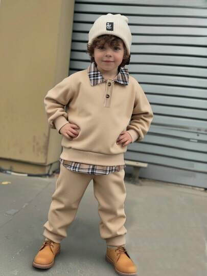 SHEIN Set de 2 piezas Estilo casual y preppy para niño pequeño, con una llamativa parte superior con parches a cuadros negros combinada con pantalones negros, que muestra un encanto sencillo pero elegante. La parte superior presenta acentos a cuadros beige y marrón en el cuello y los puños, agregando un toque de alegría infantil cálida. Los pantalones negros se alejan de la opacidad del negro, resaltando la personalidad viva y dinámica del niño. El diseño general sigue de cerca los estilos, adecuado para diversas ocasiones casuales, permitiendo que su pequeño se convierta fácilmente en el centro de atención.