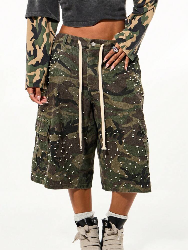 SUMWON WOMEN Szorty cargo w kamuflażu z perłowymi kryształkami