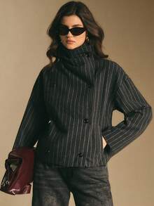 Poéselle 女士细条纹漏斗领夹克 – 现代简约风格的短款双排扣大衣 女士细条纹漏斗领夹克 短款大衣 低调奢华外套 宽松西装外套 简约冬季时尚 女士秋冬时尚 条纹双排扣大衣 秋冬 - 藏蓝色 - 查看 2