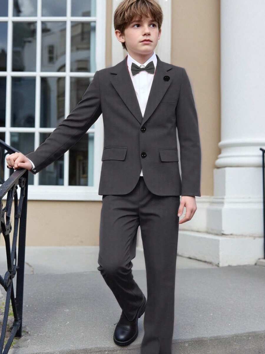 SHEIN 青少年男童绅士两件套：简约西装外套 + 纯色休闲裤，无需领带和配饰，适合生日派对、晚宴、婚礼、洗礼、毕业典礼、婚礼宾客、花童、戒指童、返校季等场合。 - 深灰色 - 查看 1