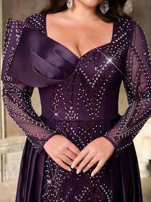 Aureia فستان ماكسي أنيق رومانسي بياقة قلب وأكمام طويلة شفافة في الصدر مطوي فاخر مرصع بالخرز والرقع من الساتان بتصميم مذيل بذيل حورية البحر (تصميم مزخرف بشكل كبير) - الأرجواني - مشاهدة 8