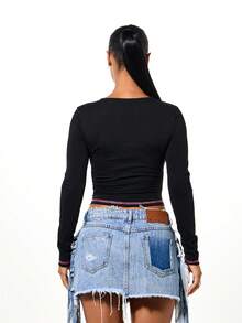 SUMWON WOMEN Áo thun crop top tay dài cổ khoét họa tiết công chúa màu hồng - màu đen - Xem 2