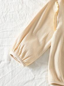 SHEIN Conjunto de duas peças para bebê menina, fofo, doce e moderno, em tons de creme, bege e damasco, com textura canelada, gola Peter Pan em sherpa e detalhes em alface. Blusa de manga comprida e calça boca de sino com cintura elástica. Roupa macia para uso diário, em casa, no outono e inverno. - Bege - Ver 6