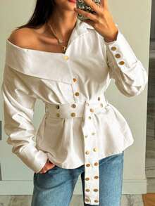 Siren Gaze 金属纽扣细节不对称设计露肩长袖衬衫，配腰带，白色领衬衫，休闲优雅长袖上衣 - 杏色 - 查看 4