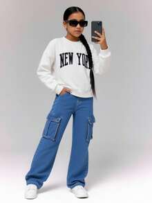 SHEIN Quần yếm jeans cho bé gái tuổi teen, phong cách Y2K, chất liệu denim thoải mái, màu xanh nhạt cổ điển, hàng mới về, phù hợp cho mọi mùa, ống quần thẳng, đa năng, đơn giản và dễ phối đồ, thoải mái khi mặc. - Rửa nhẹ - Xem 4