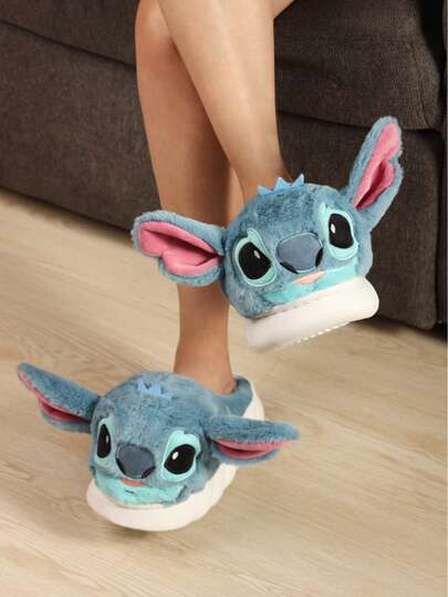 Pantuflas de peluche de Stitch de moda. El suave material ofrece una sensación cálida y acogedora, ideal para el descanso en casa. El diseño tridimensional y detallado del personaje agrega un toque original y alegre, perfecto para fans de Disney y quienes buscan algo diferente para relajarse. Gracias a su suela antideslizante, puedes moverte de manera cómoda en cualquier superficie. Perfectas para regalar o consentirte.