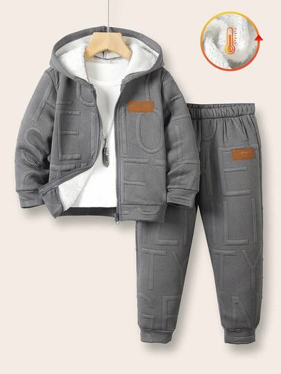 SHEIN 男童两件套：提花几何字母图案连帽抓绒拉链外套，胸前咖啡色Logo贴片；提花几何图案贴片休闲加厚抓绒裤，适合上学及各种场合，秋冬季保暖保暖。