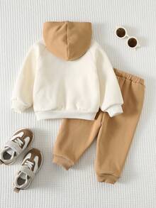 Cozy Pixies Conjunto de 2 piezas de sudadera de cuello redondo de manga larga y pantalones de cintura elástica hasta el tobillo con estampado de oso de dibujos animados para bebé niño - Caqui - Ver 2