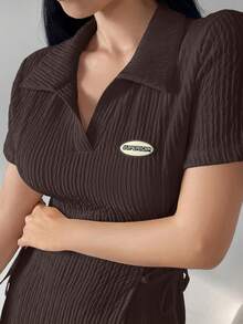 Modelyn 大尺碼 Polo 領紋理面料收腰洋裝 - 咖啡棕 - 查看 7