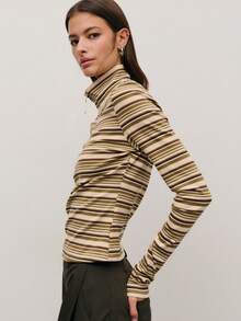 Nöista 长袖上衣，高领设计，半拉链闭合，银白色拉链头，饰有运动复古条纹，与牛仔布完美搭配，非常适合温暖的冬季叠穿、休闲季节装扮、圣诞节造型和舒适的新年造型。 - 彩色 - 查看 2