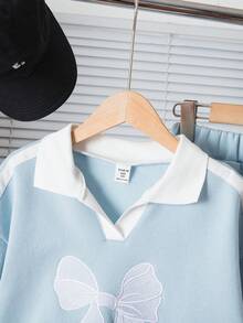 Genkimix Kids 女童简约时尚蝴蝶结刺绣V领套头卫衣搭配同色侧条纹直筒裤套装，休闲秋冬装 - 淺藍色 - 查看 4