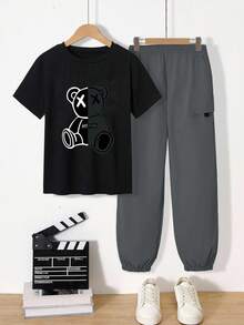 SHEIN Mirajuku Set de 2 piezas de camiseta de manga corta con estampado y pantalón cargo beige para niño preadolescente, conjunto informal a juego, primavera/verano - Gris - Ver 3