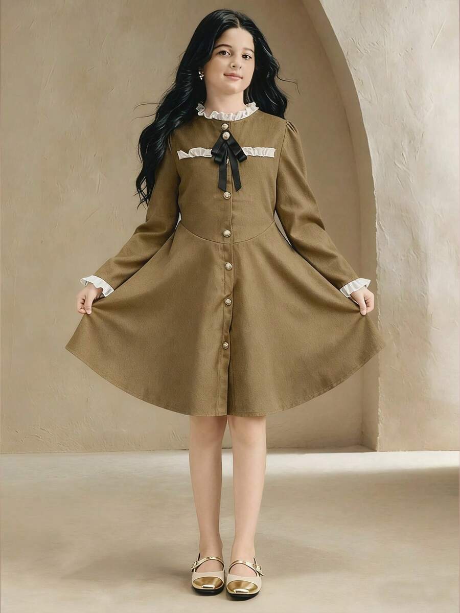 SHEIN 少女优雅复古荷叶边领纽扣前襟系带蝴蝶结装饰黑色长袖修身迷你连衣裙,搭配外套 - 卡其色 - 查看 1