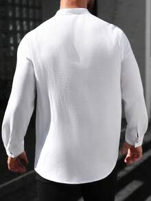 Manfinity CasualCool 男士白色长袖半开襟衬衫，穿着舒适 - 适合街头摄影 - 特殊场合送给丈夫或朋友的礼物，白色亨利领衬衫 - 白色 - 查看 2