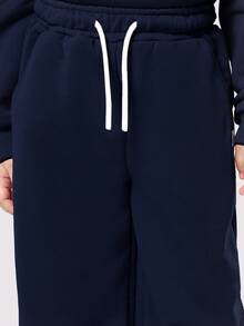 SUMWON 男童套头连帽衫和配套运动裤套装，带中央口袋，适合休闲和度假穿着。 - 藏蓝色 - 查看 7