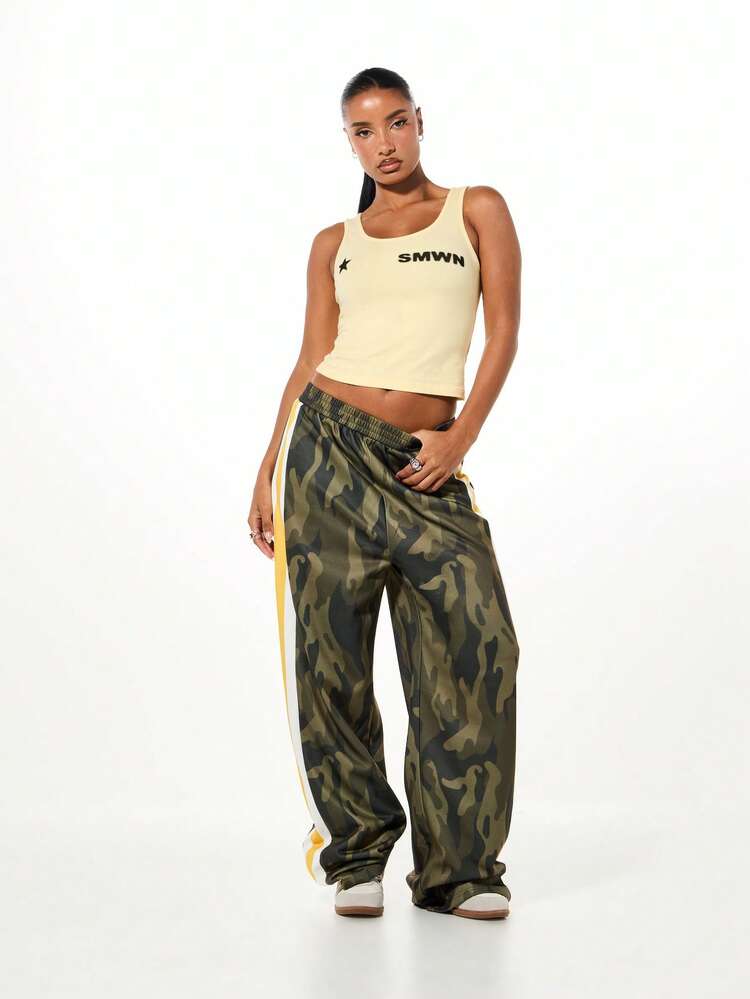 SUMWON WOMEN Pantalón deportivo con estampado de camuflaje y cinta lateral