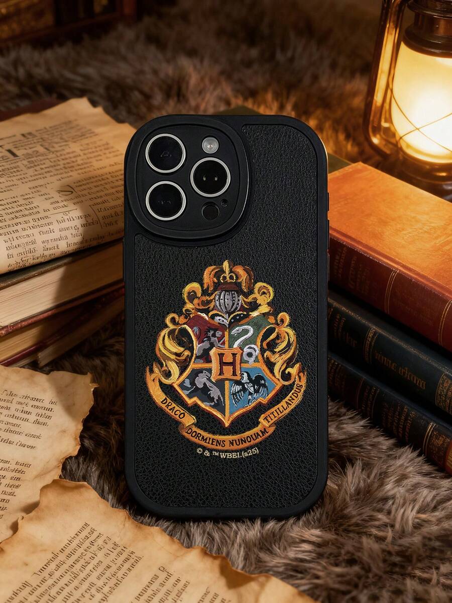 HARRY POTTER X SHEIN 魔法学院徽章印花手机壳,黑色仿皮纹理保护套——精致徽章,时尚防震,奇幻爱好者的理想之选。兼容 13/11/16 Pro Max 及更多机型,这款时尚手机壳采用优质仿皮材质,饰以生动的魔法徽章,兼具复古魅力与耐用保护。为您的手机增添奇幻魔法气息,有效抵御日常磕碰刮擦——是喜爱时尚奇幻主题配饰人士的理想之选。 - 黑色 - 查看 1