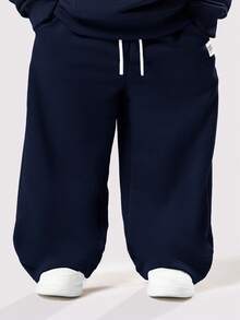 SUMWON 男童套头连帽衫和配套运动裤套装，带中央口袋，适合休闲和度假穿着。 - 藏蓝色 - 查看 4