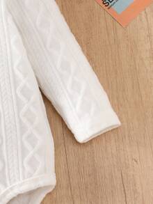 Souflis Souflis Body pentru bebeluși băieți, alb, cu mânecă lungă, design drăguț cu guler arcuit, țesătură jacquard tricotată casual cu design special scobit, închidere cu capse la guler și în partea de jos pentru o îmbrăcare ușoară, în general simplu și versatil, body cu deschidere între picioare. Potrivit pentru purtare zilnică în interior, confortabilă pentru timpul liber acasă, botezuri sau reuniuni formale în familie, pentru toate anotimpurile. - alb - Vizualizare 8