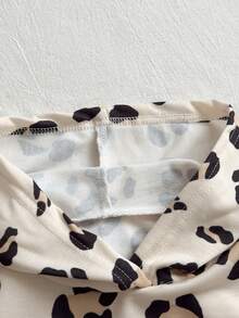 SHEIN 2pcs Young Girls Infant Kids Fashion Casual Chic Cool Beige Khaki All Over Black Leopard Cheetah Animal Print Pattern Long Sleeve Hooded Sweatshirt Hoodie Pullover Tops And Elastic Waist Sweatpants Joggers Pants Two Pieces Outfit Sets Tracksuit Thick Soft Clothes For Daily Wear School Streetwear Fall Autumn Winter - Multicolor - View 4