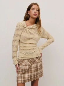 Nöista Esta blusa beige presenta un diseño de punto abierto suave y texturizado con un detalle de giro dramático en el escote. La silueta ajustada y el suave estiramiento favorecen la figura, perfecta para capas de invierno, looks casuales elegantes o suaves atuendos festivos. - Caqui - Ver 6