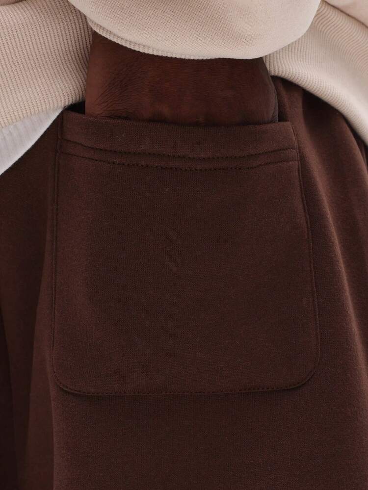 Conjunto de moletom bege com calça de moletom marrom