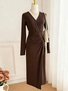 SHEIN LUNE V领褶皱紧身连衣裙，高弹面料 - 棕色 - 查看 1
