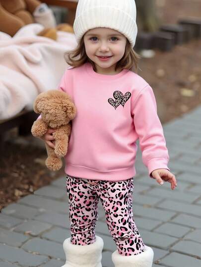 两件套甜美女童可爱爱心图案针织柔软圆领长袖卫衣和豹纹打底裤套装，舒适女童装，适合秋冬季节、时尚休闲穿着、返校季、户外野餐、街头摄影、居家、校园、假期等场合，也是一份贴心的礼物。