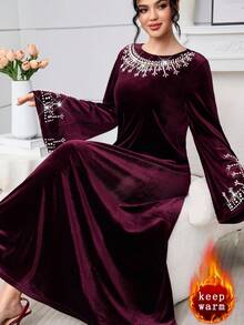Al Najma Elegante vestido de terciopelo con cuello de barco, mangas acampanadas y cuentas, color vino tinto, para mujer, otoño/invierno - Burdeos - View 4