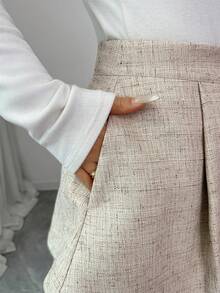 Elenzga Pantalones cortos con cremallera frontal plisada y textura de tela elegante para mujer, otoño/invierno - Caqui - Ver 4