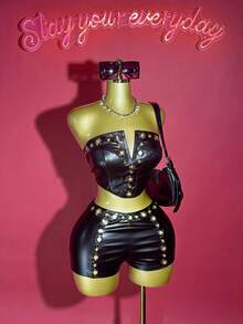 Slaydiva 2025 Thu Mới Halloween Sinh Nhật Tiệc Tiệc Phong Cách Đại Học Sinh Viên Hàng Ngày Thường Ngày Du Lịch Du Lịch Đường Phố Gợi Cảm Câu Lạc Bộ Y2K Punk Đua Xe Phong Cách Tối Lấy Cảm Hứng Từ Xe Máy Cổ Chữ V Ngắn Gọn Trang Trí Nhàu Nếp Gấp Áo Ôm Sát Kết Hợp Với Nhàu Nếp Gấp Quần Short Siêu Ngắn, Bộ 2 Món Da PU Màu Đen Dành Cho Nữ - màu đen - Xem 4