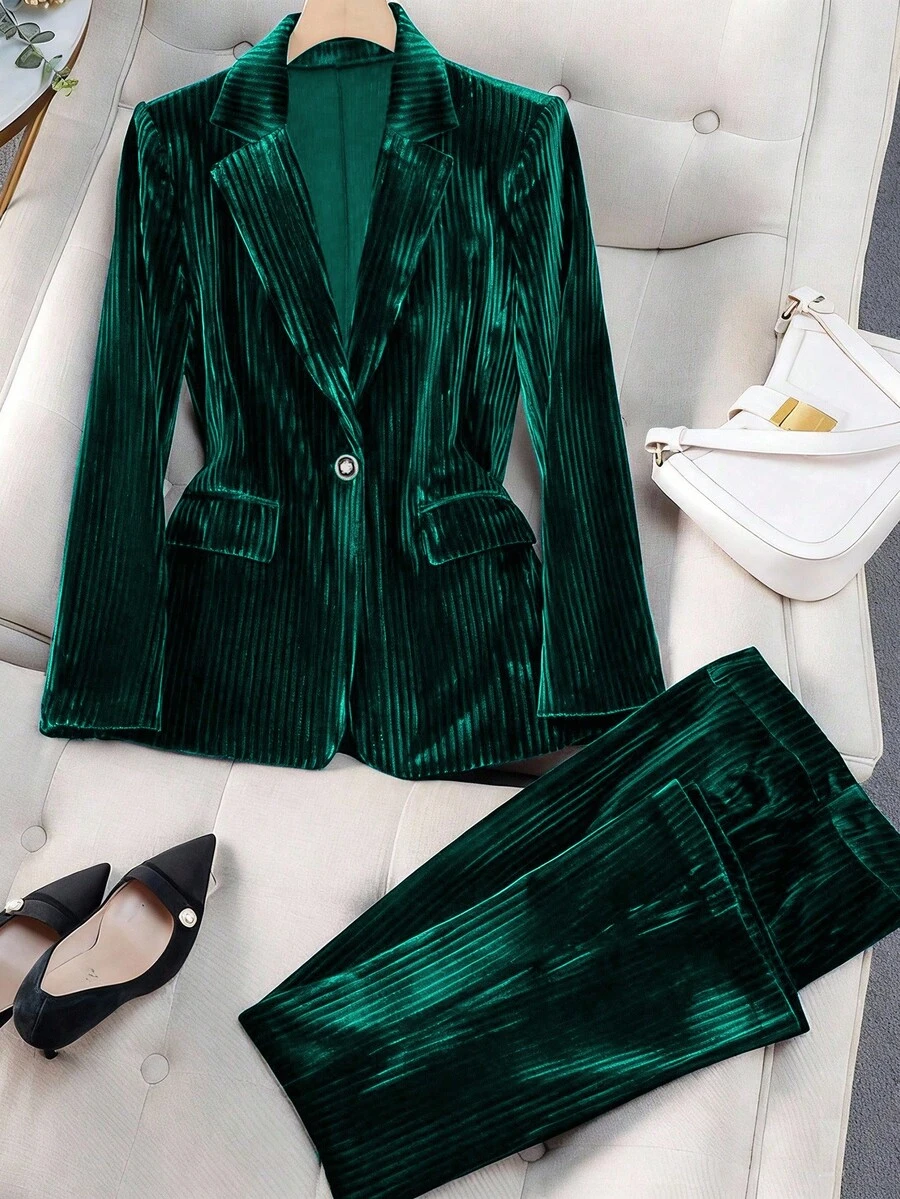 GlowEve 女士亮面丝绒韩版抓绒宽松质感面料西装外套，翻领设计，带翻盖口袋，独特装饰纽扣，高端设计，腰带环，长裤，教师套装，适合独立日、圣诞节、万圣节、感恩节等场合。 - 墨綠色 - 查看 1