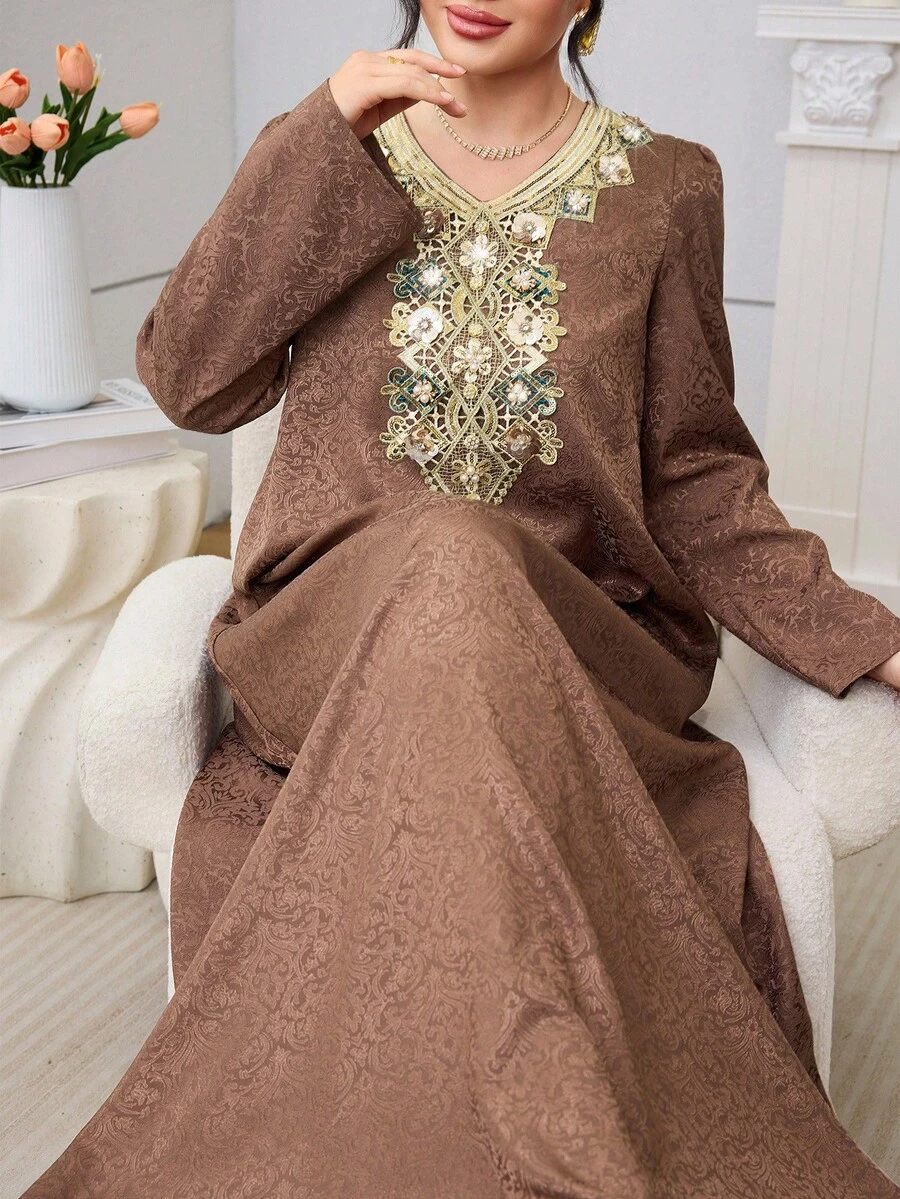 Al Najma Gaun Gaya Arab Cokelat Berbahan Kain Bertekstur dengan Hiasan Payet Elegan untuk Wanita, Musim Gugur/Dingin - Coklat - View 1