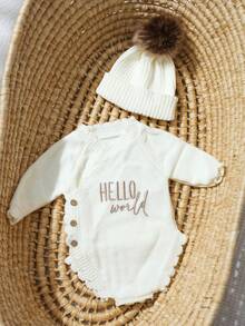 针织“Hello World”刺绣新生儿连体衣，配有配套绒球帽，婴儿公告连体衣，婴儿摄影道具，米色婴儿回家装 - 米色 - 查看 2