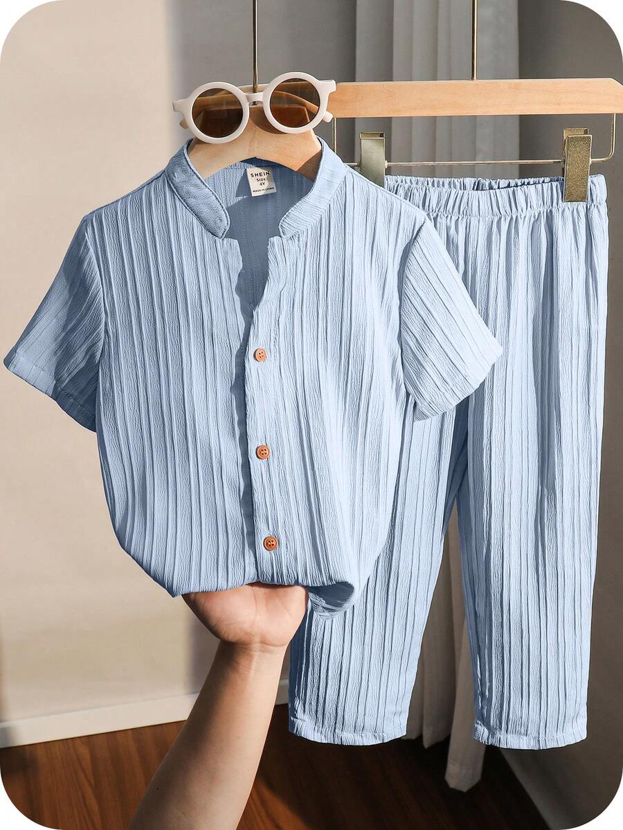 SHEIN 2 件装 小男孩 男孩休闲运动学院度假 带纹理面料 立领衬衫和裤子 适合儿童服装 小男孩衣服 返校男孩套装 适合生日派对、晚会、表演、婚礼、洗礼、开幕式 适合日常穿着 适合上学 适合旅行 适合运动 适合春夏季节 - 淺藍色 - 查看 1