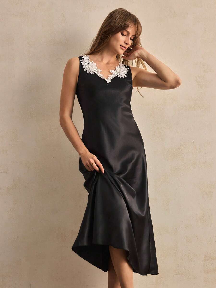 Charlaine Élégante robe de nuit longue en satin doux et soyeux, à coupe évasée, avec broderie de dentelle romantique, confortable pour la peau des femmes