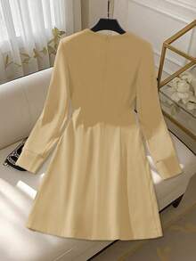 GlowEve Elegancka, jednokolorowa sukienka damska z kokardą i długim rękawem - Kolor khaki - Zobacz 2