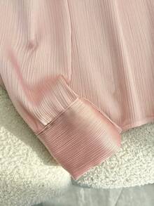 Franclia Élégante blouse rose pour femmes avec col boutonné, manches longues et boutons dorés en tissu météore, pour le printemps/automne