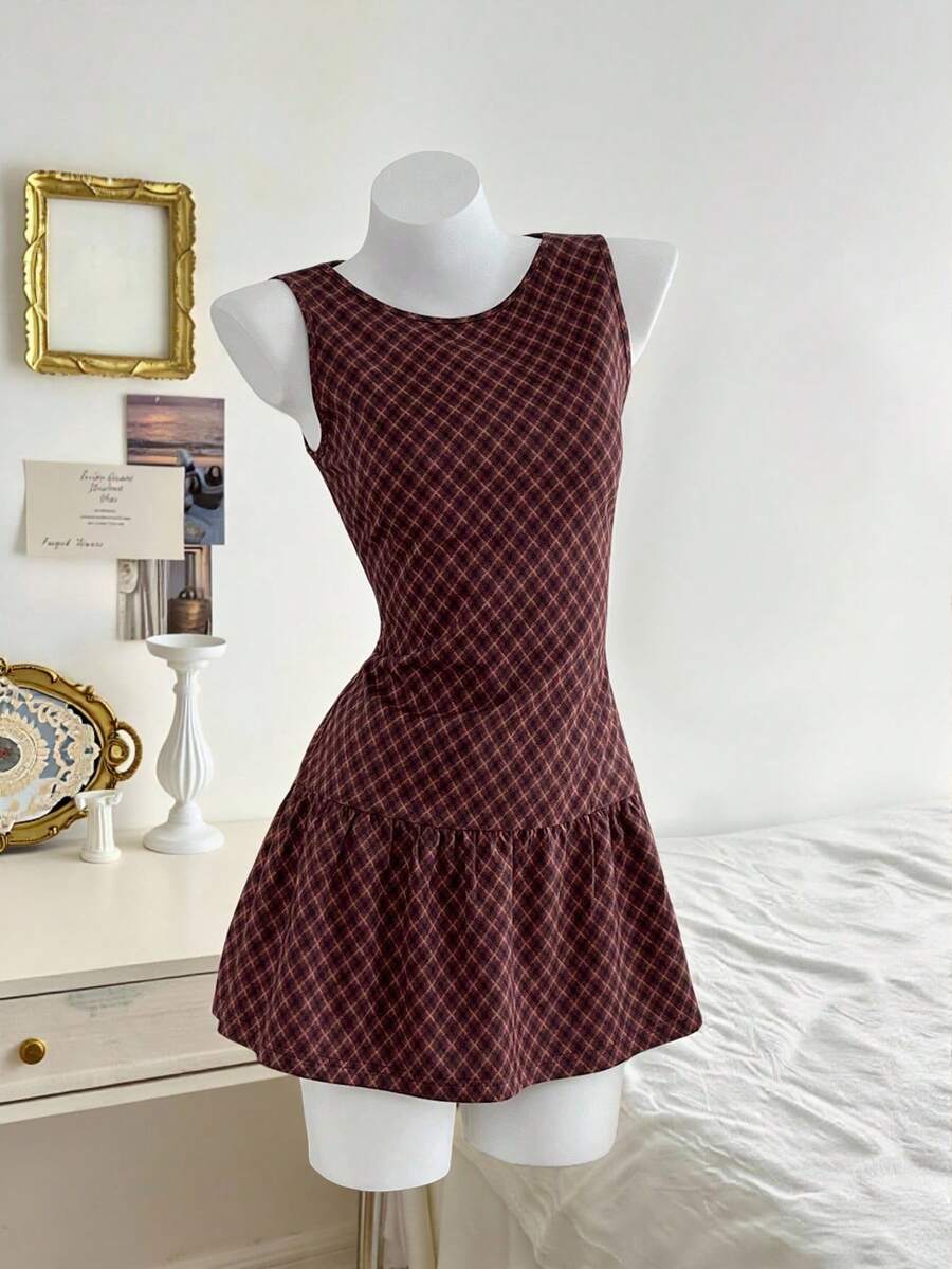SHEIN PETITE 女士格子图案无袖迷你连衣裙，可爱休闲修身款，红色格子，适合新年和圣诞节穿着。 - 酒紅色 - 查看 1