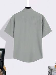 Manfinity Homme 大码男式纯色短袖单排扣休闲口袋衬衫 - 灰色 - 查看 2