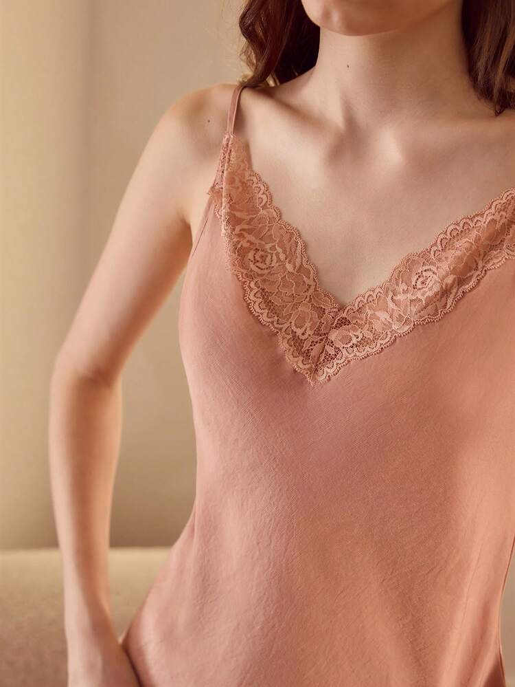 CONJUNTO DE PIJAMA FEMININO COM TOP CAMISOLE DE RENDA CONTRASTANTE E CALÇA PANTALONA LARGA