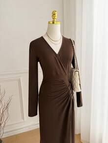 SHEIN LUNE V领褶皱紧身连衣裙，高弹面料 - 棕色 - 查看 4