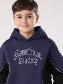 SUMWON Hoodie Pullover Sweatshirt Motif Huruf Gothic dengan Blok Warna dan Lengan Kontras, Cocok untuk Cuaca Sejuk, Kasual, dan Liburan - Navy Blue - View 4