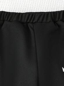 新款男童套装，黑色拉链长袖上衣，白色字母印花，搭配纯色运动裤，休闲时尚。适合春秋季学校活动、日常外出，也可作为冬季卫衣套装穿着。 - 黑色 - 查看 5