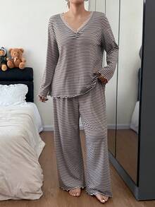 SHEIN Conjunto de pijama de mujer de talla grande con cuello en V, parche de encaje y rayas de manga larga. Conjunto de ropa de estar en casa con cuello en V, rayas, manga larga. Conjunto de ropa de estar en casa de dos piezas para otoño e invierno.