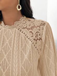 SHEIN Frenchy 大码女式撞色蕾丝长袖几何纹理宽松T恤 - 卡其色 - 查看 5