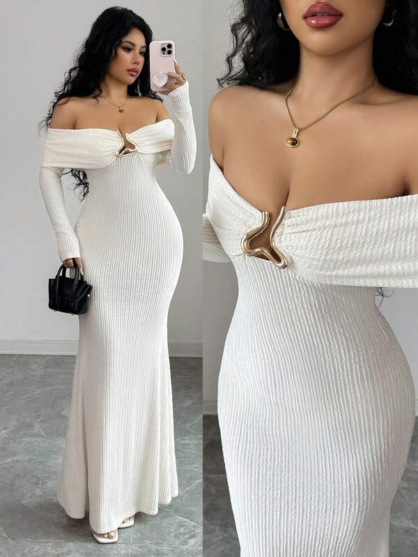 Islaluna Robe longue élégante à épaules dénudées et manches longues, ornée d'une boucle métallique asymétrique, col double épaisseur, ourlet queue-de-pie, en maille texturée, beige, collection automne/hiver